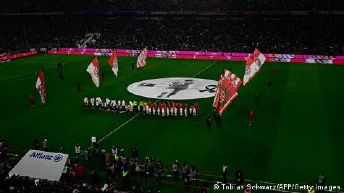 Bayern Munich Pays Tribute To Franz Beckenbauer In Bundesliga Win