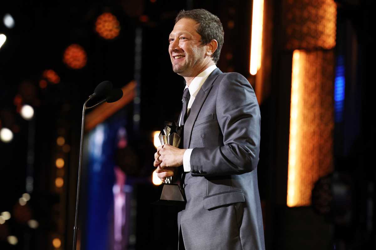 Ebon Moss Bachrach Thanks Taylor Swift In Critics Choice Awards Acceptance Speech