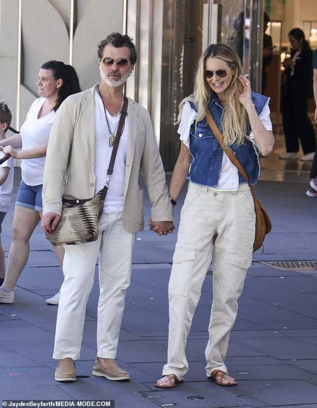 Elle Macpherson And Doyle Bramhall Enjoy Australian Getaway Amid Wedding Rumors