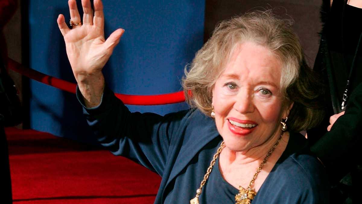 Glynis Johns Receives Lifetime Achievement Award