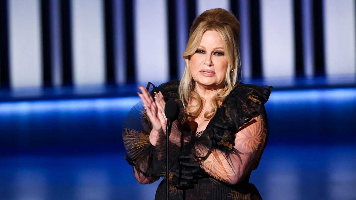 Jennifer Coolidge Thanks "evil Gays" After Winning Drama Actress Emmy For The White Lotus