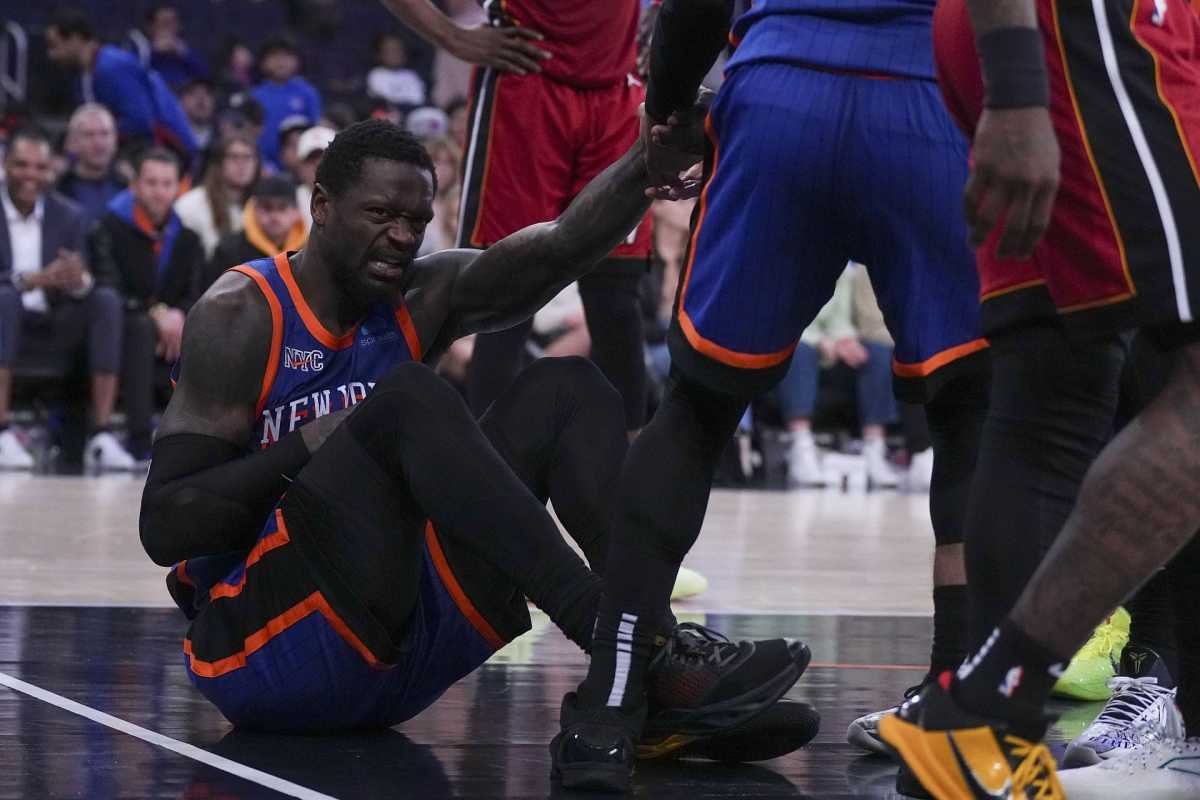 Knicks' Julius Randle Suffers Dislocated Shoulder In Win Against Heat