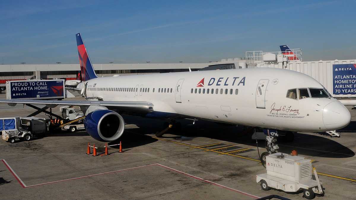 Nose Wheel Falls Off Boeing 757 Jet During Taxiing At Atlanta Airport