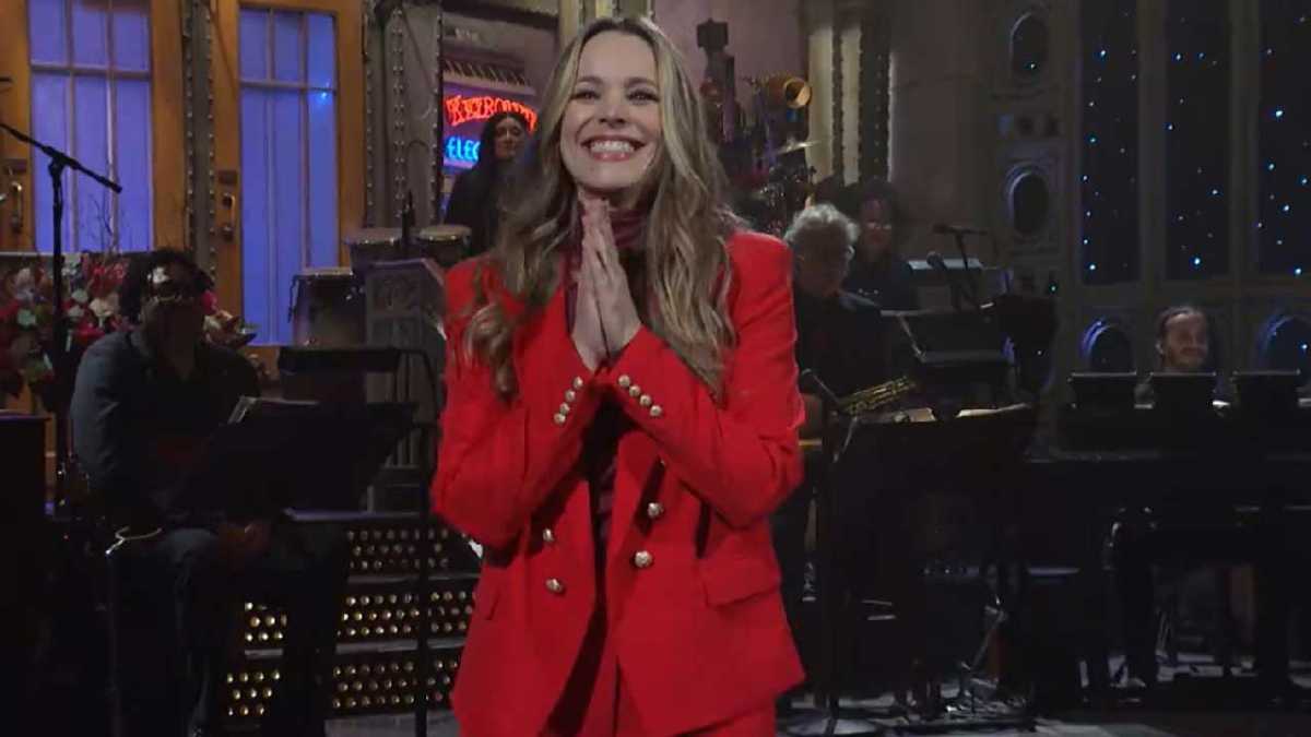 Rachel Mcadams Surprises Snl Audience As The Original Regina George