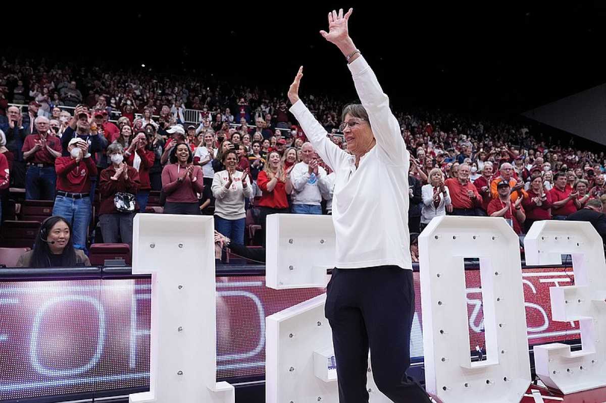 Tara Vanderveer Breaks College Basketball Record As Winningest Coach