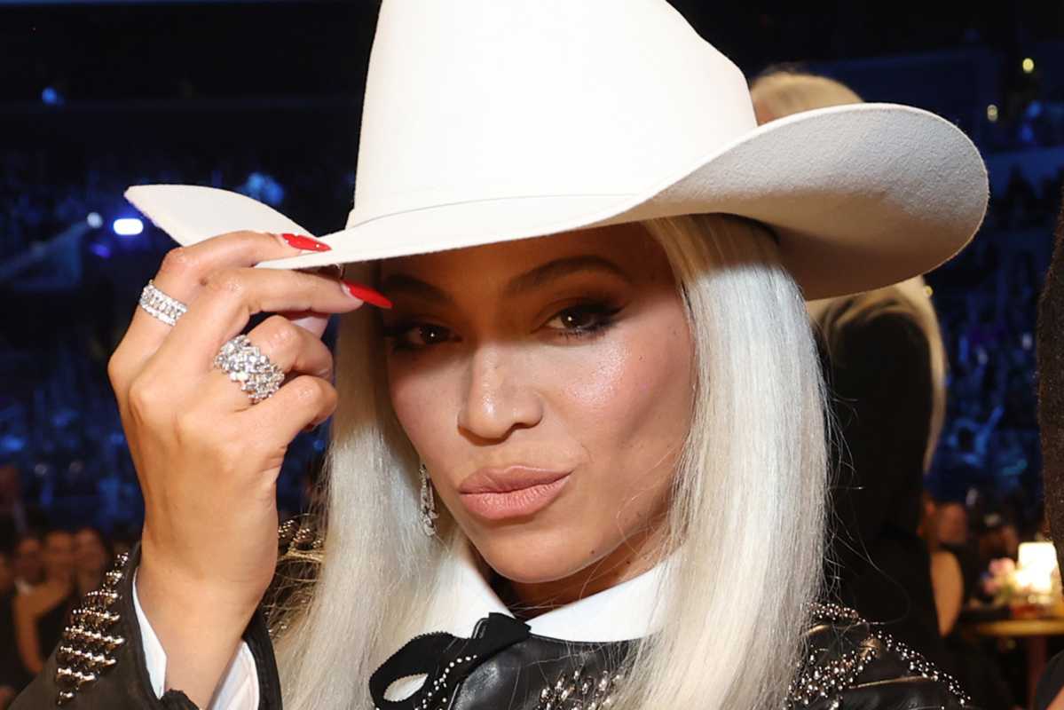 Beyoncé's 'texas Hold 'em' Makes Debut On Country Airplay Chart