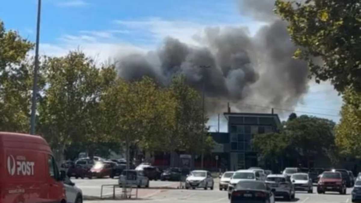 Emergency Evacuation Warning Issued For Adventure World And Cockburn Ice Arena Due To Bushfire In Bibra Lake