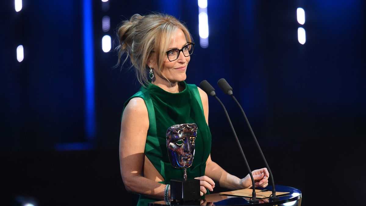 Gillian Anderson Stuns In Emerald Green Dress At Baftas, Presents Award To Robert Downey Jr.