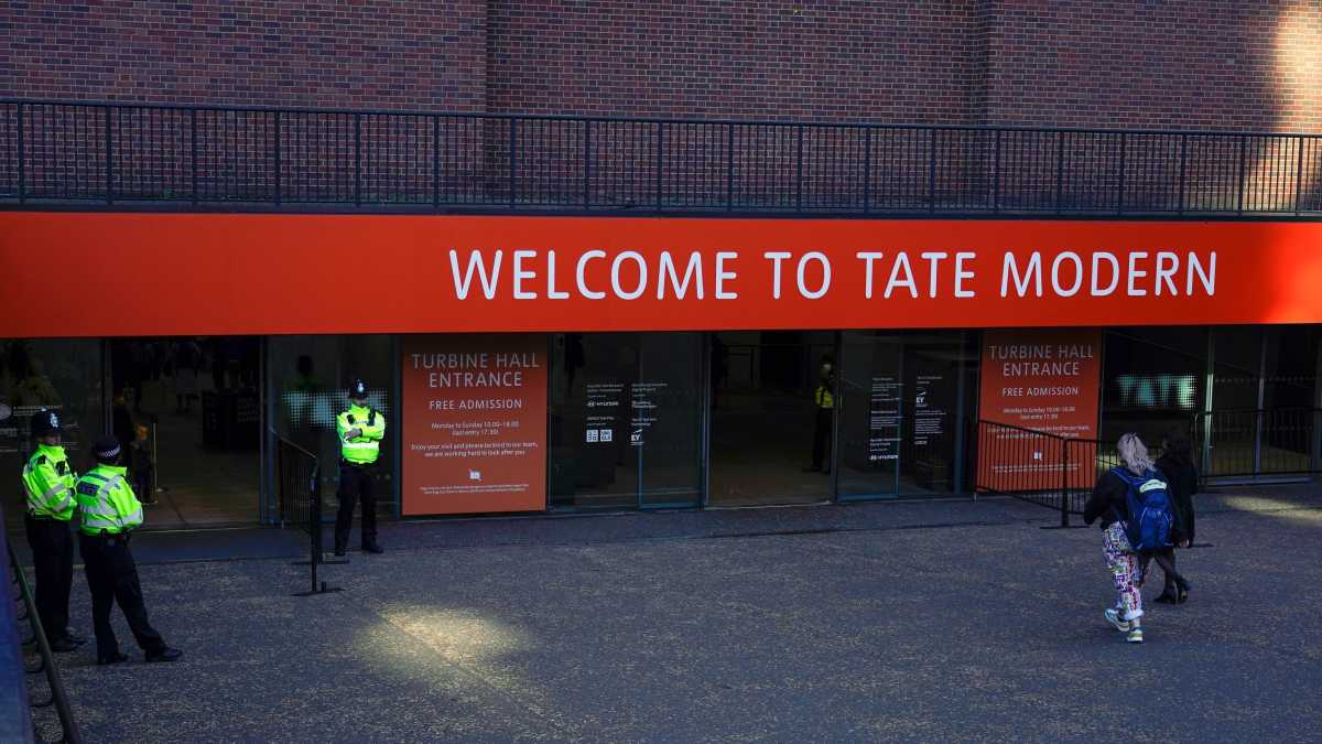 Man Dies After Falling From Tate Modern Gallery In London