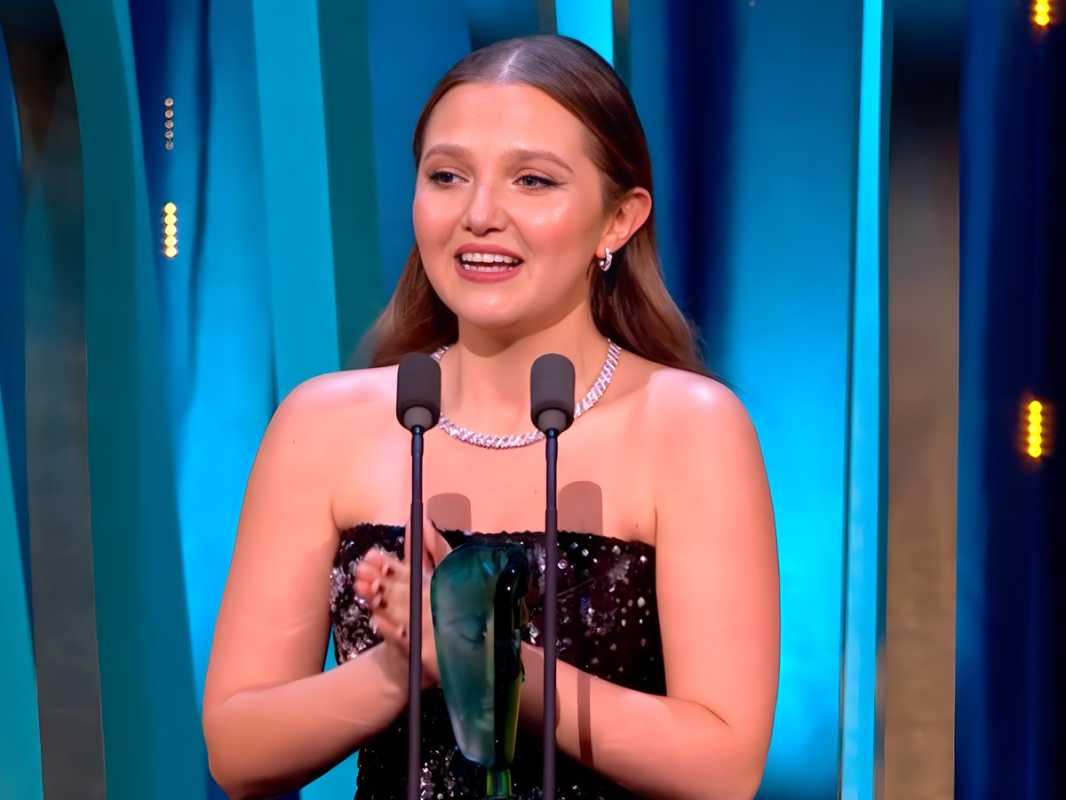 Mia Mckenna Bruce Wins Ee Rising Star Award For 'how To Have Sex'