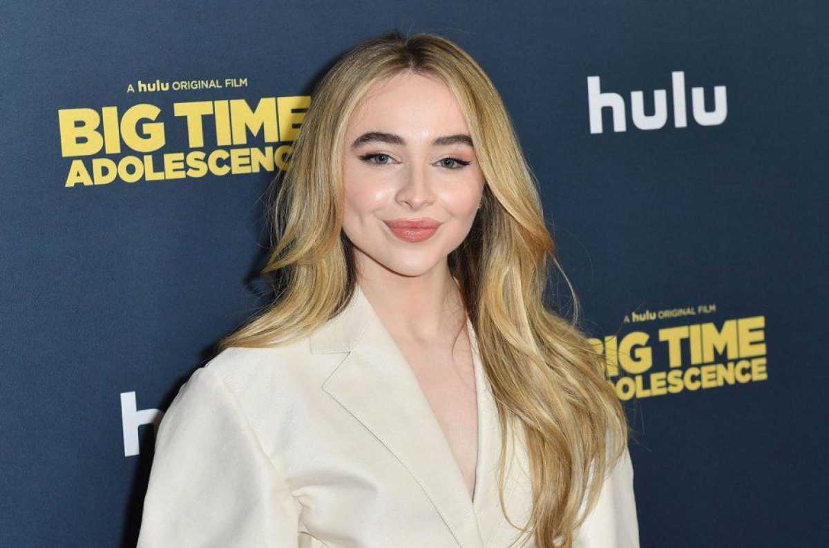 Pop Star Sabrina Carpenter Charmingly Greets Australian Fans Upon Arrival For Eras Tour