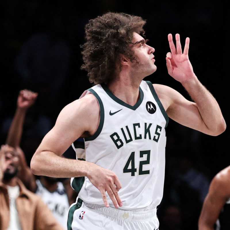 Sacramento Kings Acquire Robin Lopez From Milwaukee Bucks