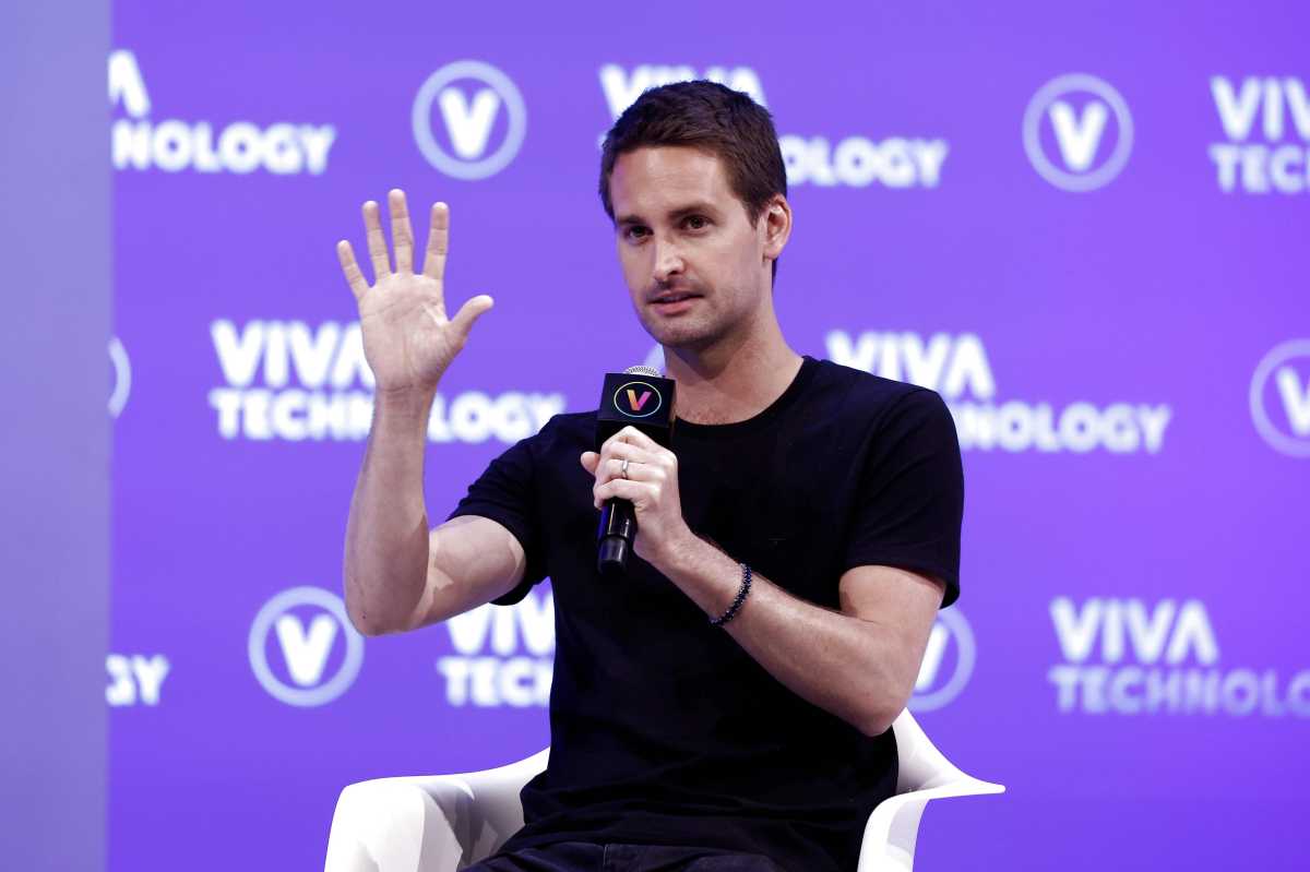 Snap Reports Q4 2023 Earnings: Revenue Misses Estimates, Stock Plunges