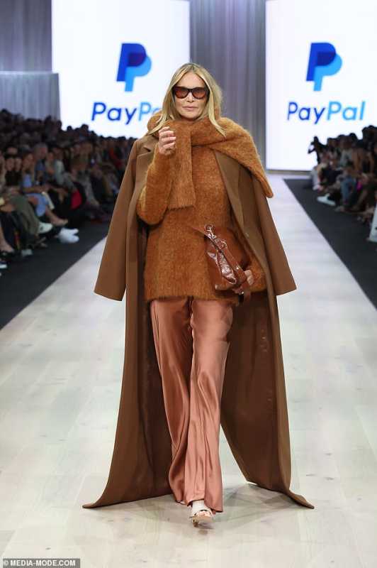 Elle Macpherson Returns To The Runway In Spectacular Fashion At The Paypal Melbourne Fashion Festival