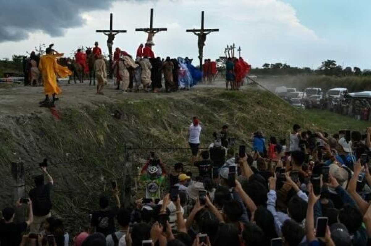 Extreme Devotion: Filipinos Relive Crucifixion Of Jesus Christ On Good Friday