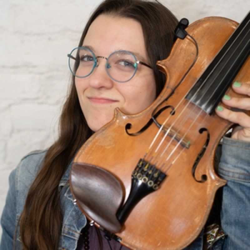 Fiddler Georgia Rae To Showcase Diverse Sound In Unique Solo Concert At Healthy Rhythm