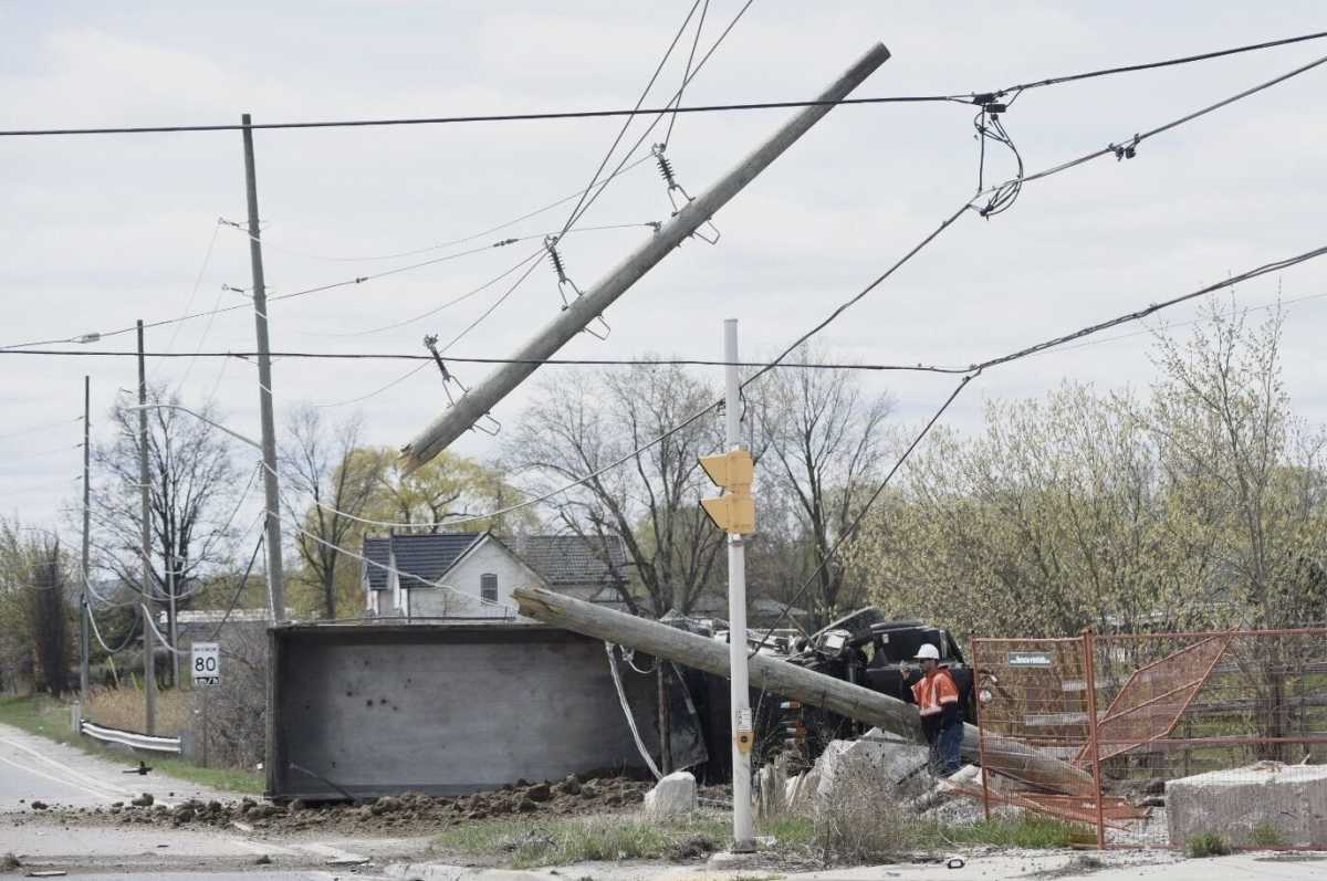 Hydro Manitoba Works To Restore Power After Pole Fire In Saint James Neighborhood