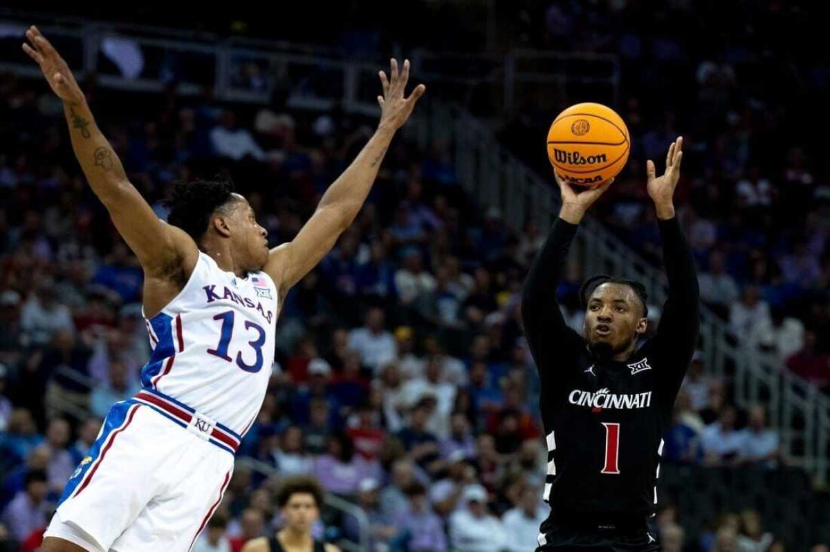 Kansas Survives Close Game Against Cincinnati In Big 12 Basketball Tournament