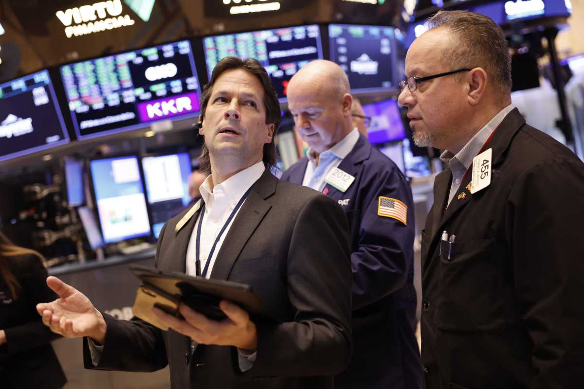 Tech Stocks Retreat As Nvidia Falters, Dow Ends Week Lower