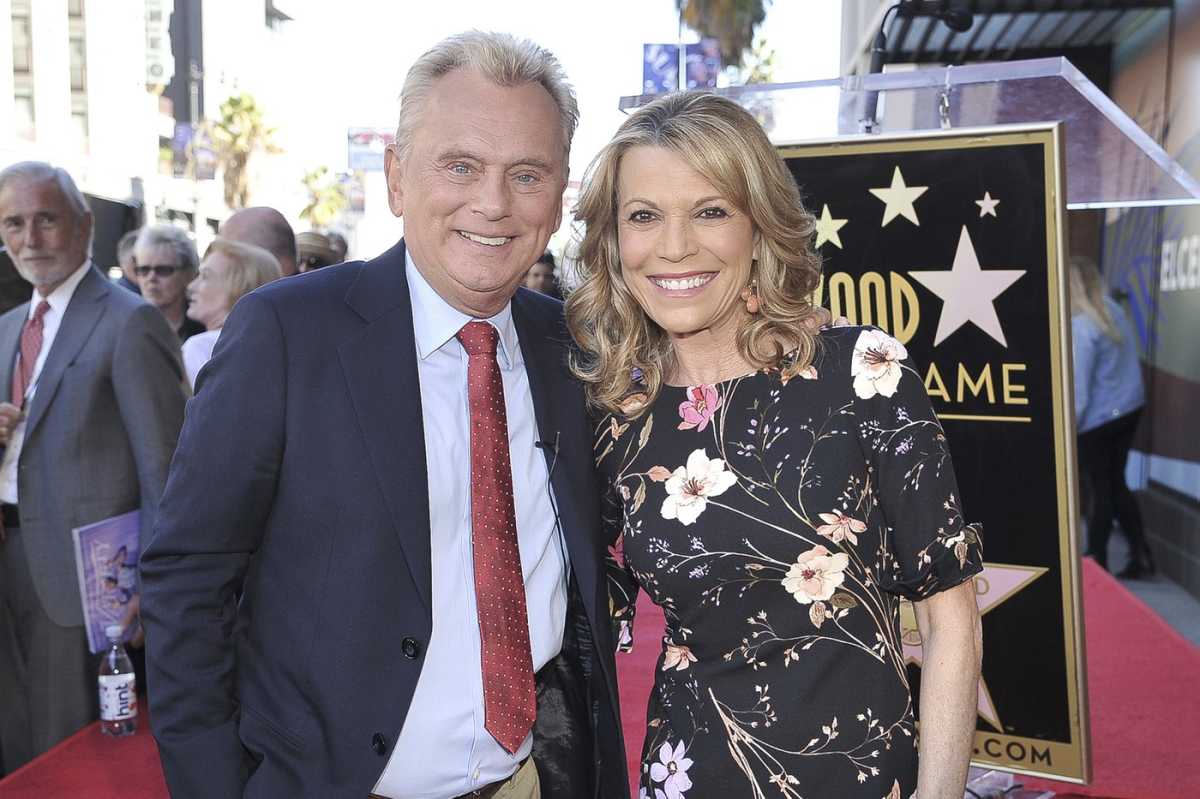 Vanna White Pays Emotional Tribute To Pat Sajak On Final 'wheel Of Fortune' Episode