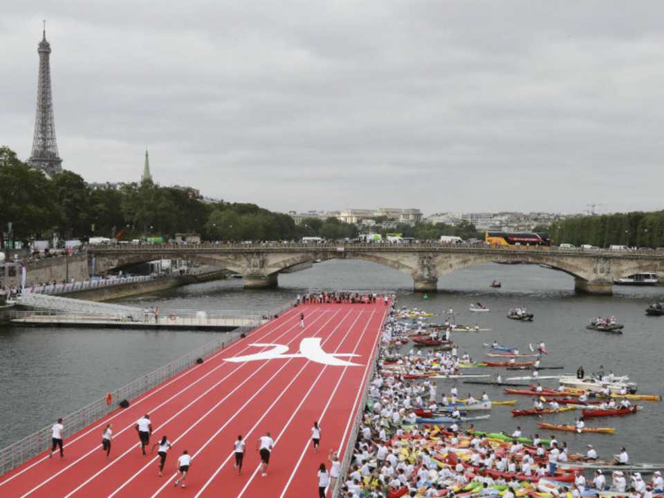 Diver Withdraws Early From Marathon In Paris