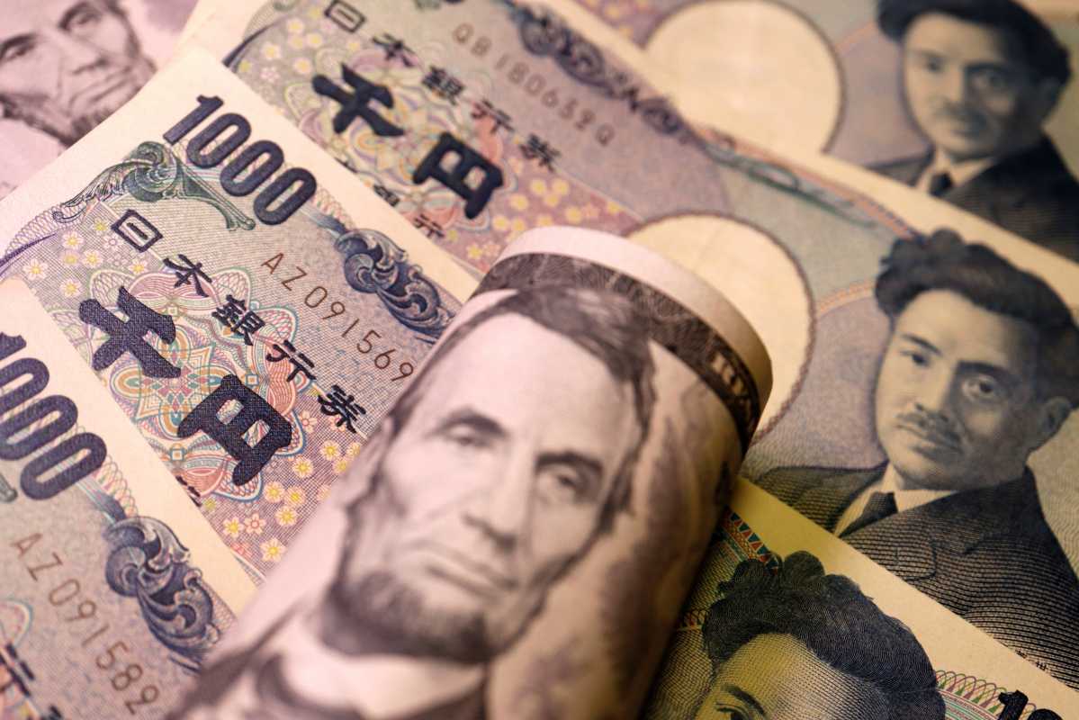 Japanese Yen Retreats Amid Rate Speculations