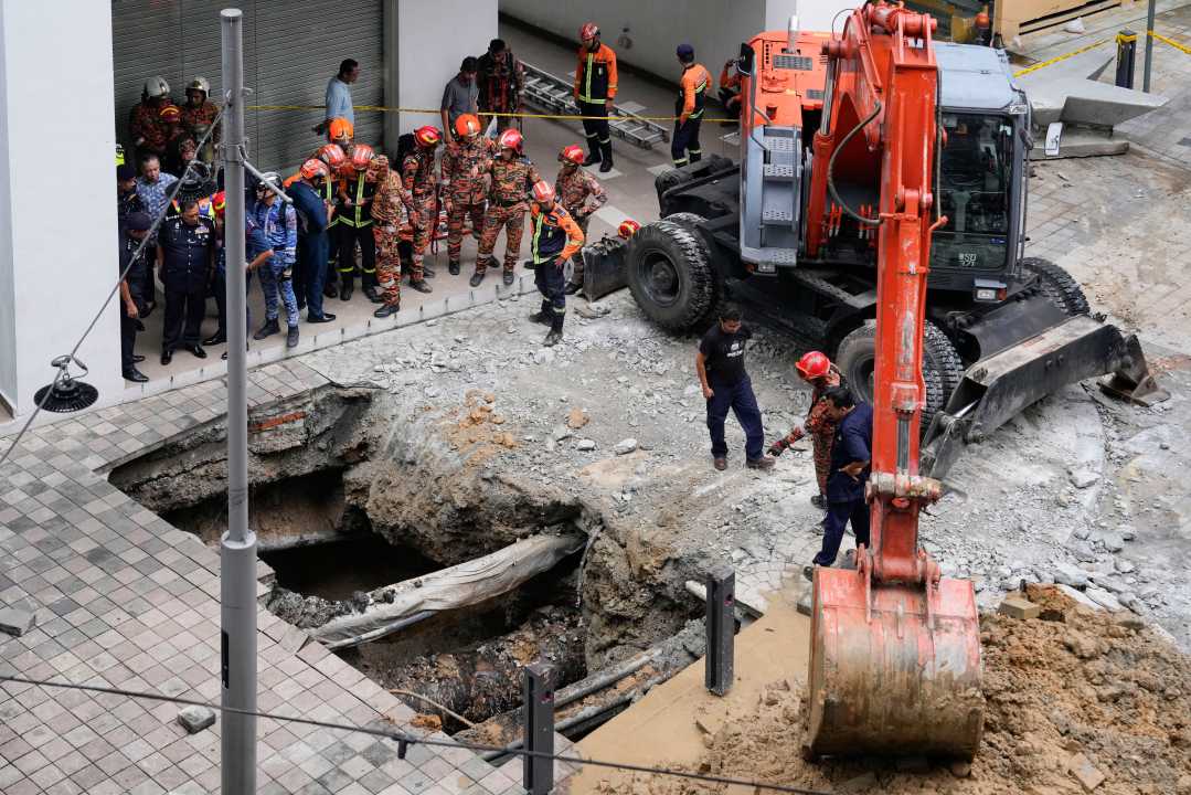 Kuala Lumpur Sinkhole Rescue Efforts