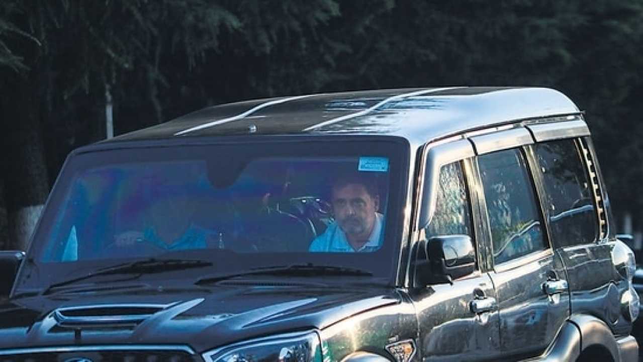 Rahul Gandhi In Srinagar Eating At A Restaurant