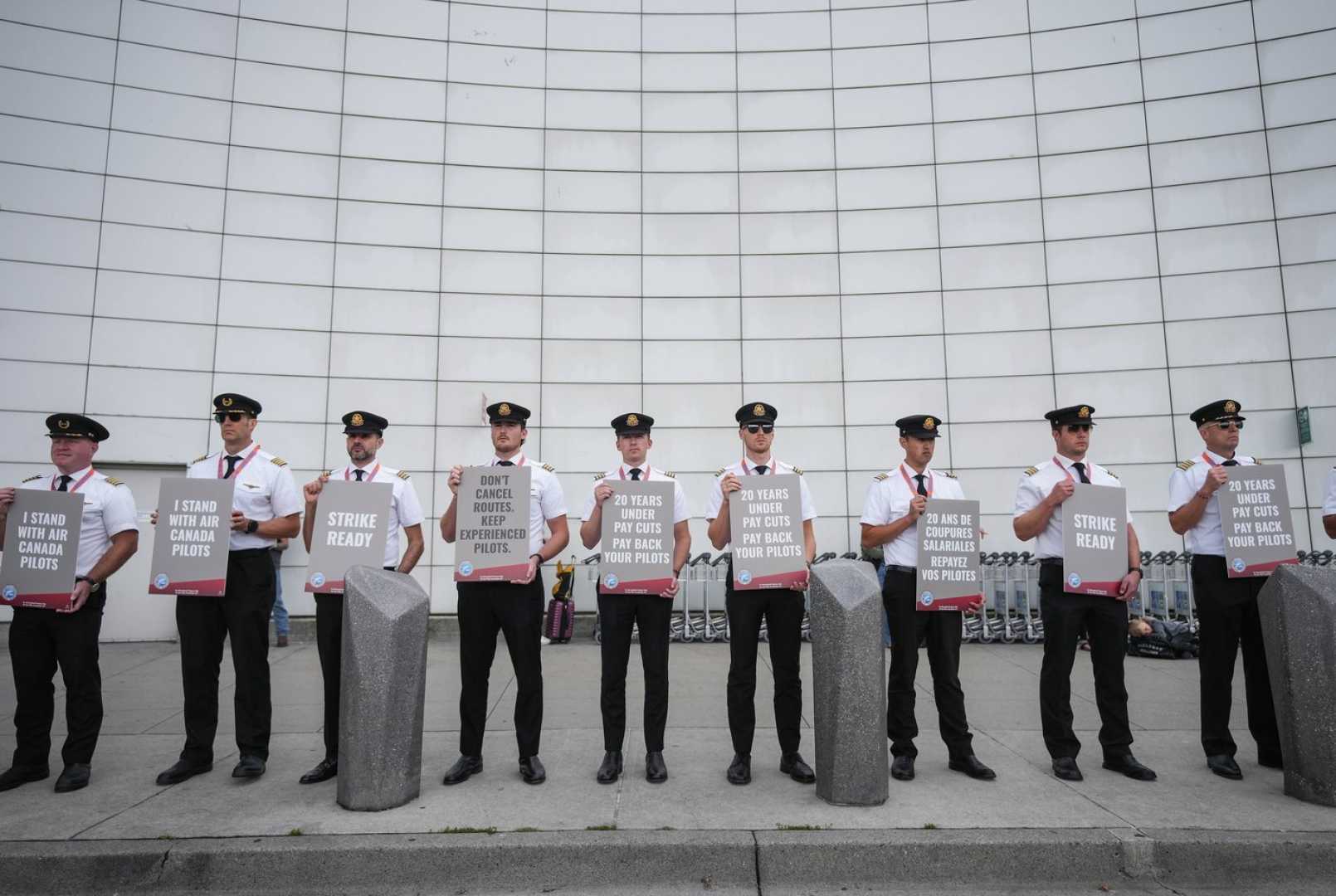 Air Canada Pilots Picket