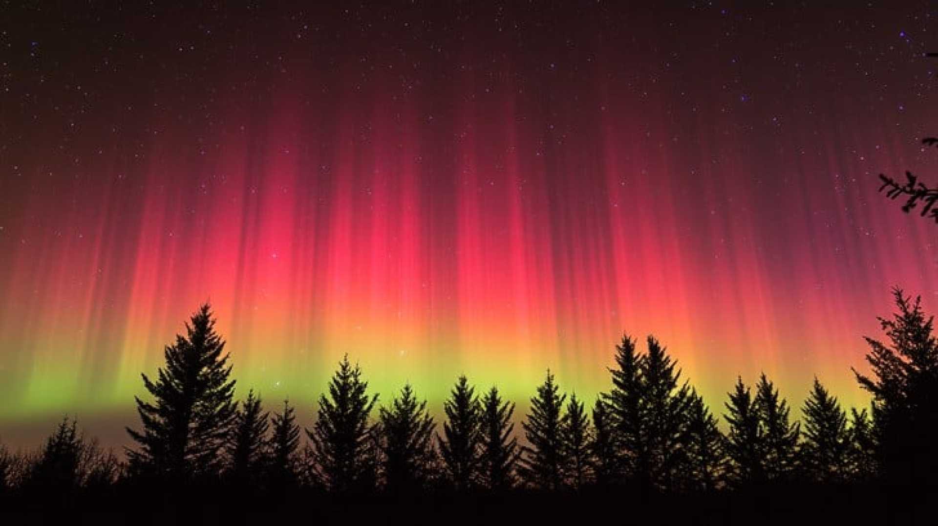 Aurora Borealis Red Hues