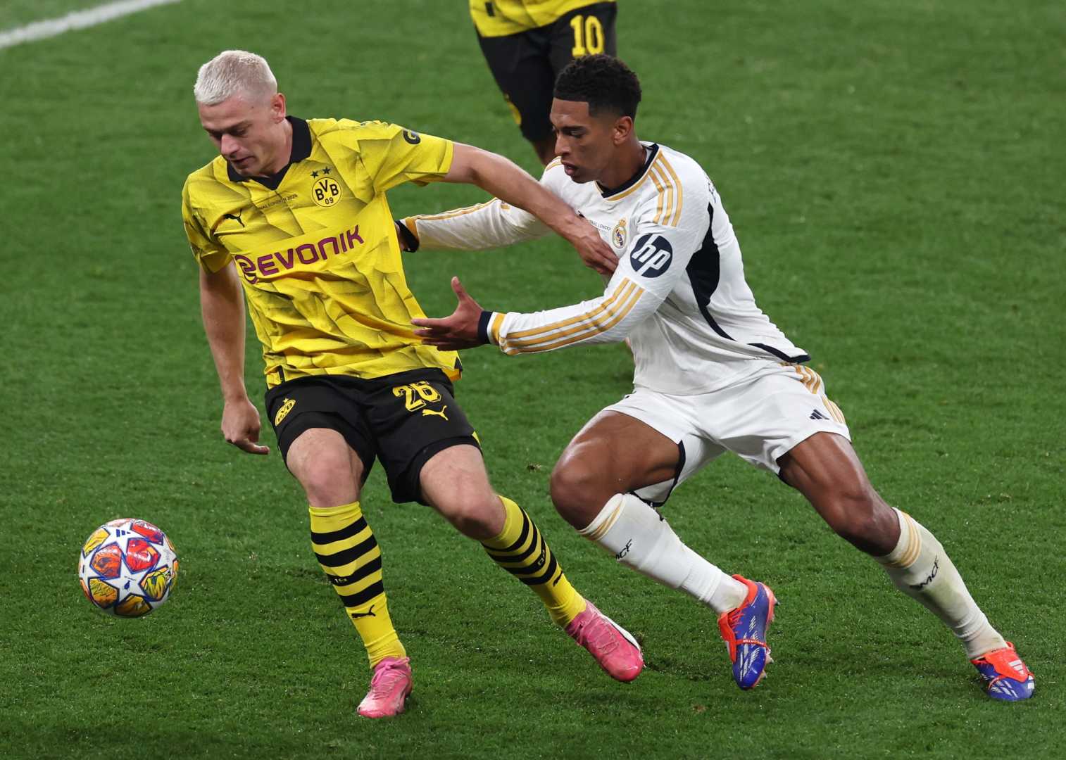 Donyell Malen Scoring Goal Against Real Madrid Uefa Champions League