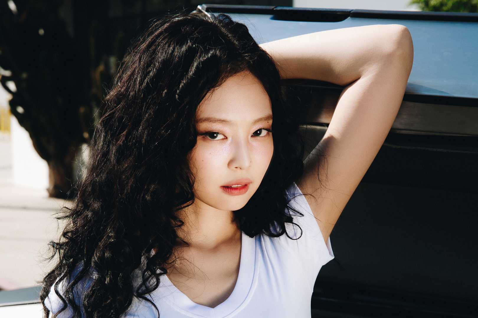 Jennie Mantra Single Artwork