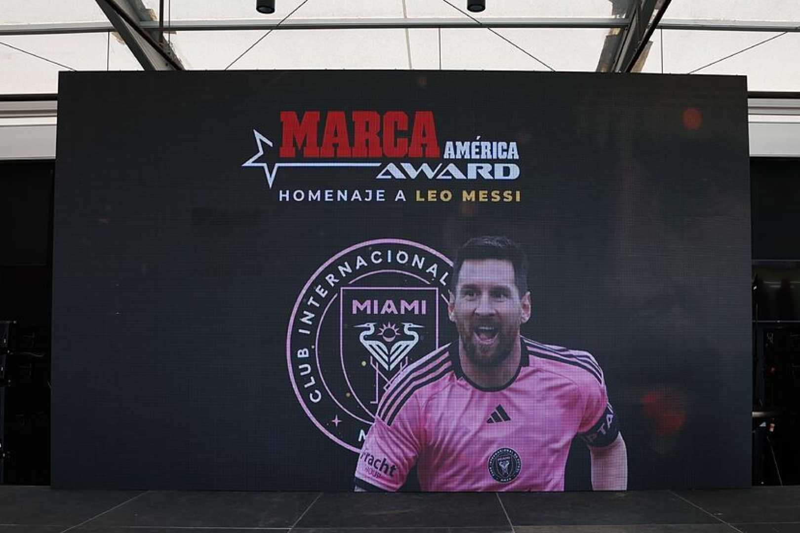 Lionel Messi Receiving Award