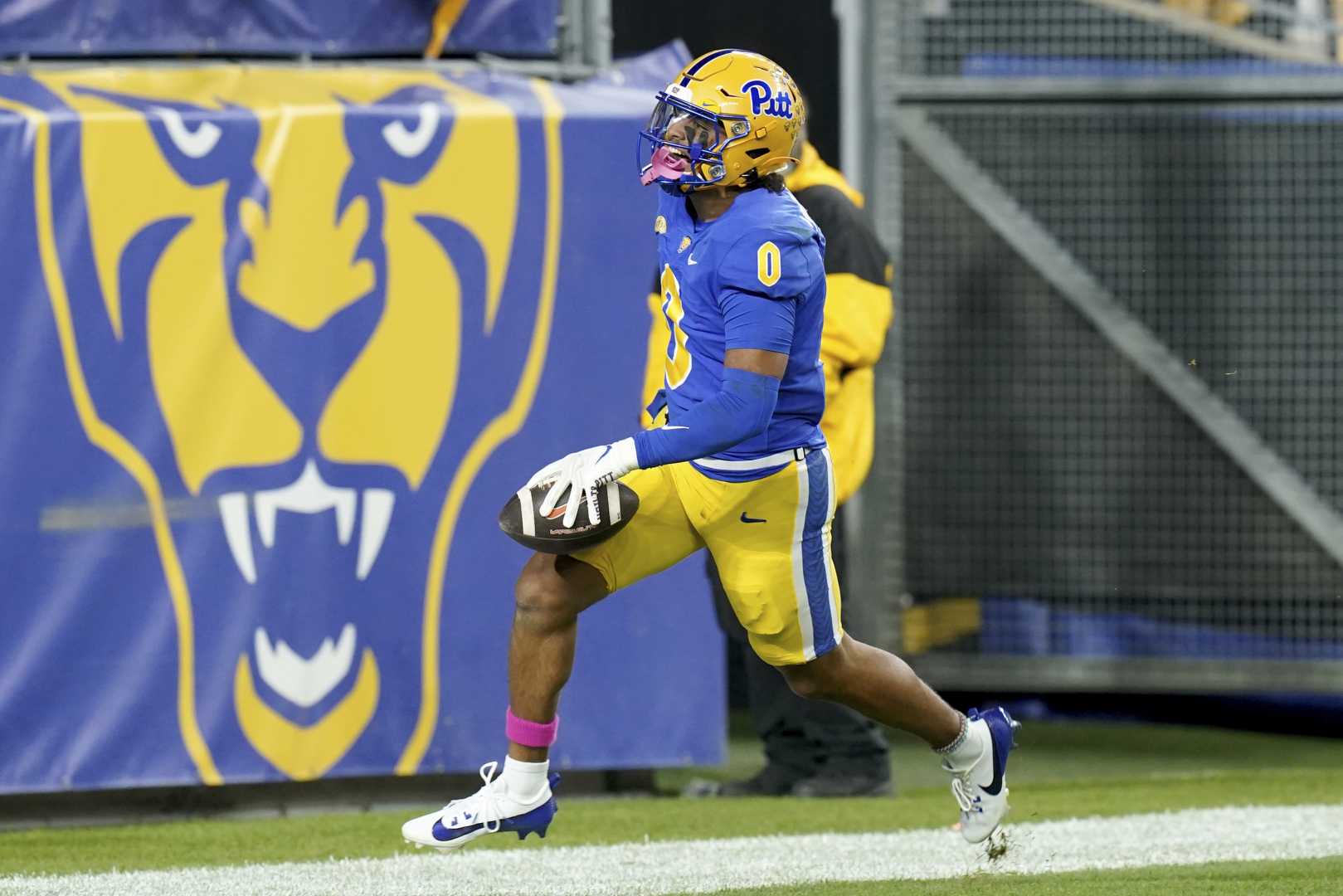 Pitt Panthers Football Team Celebrating Against Syracuse