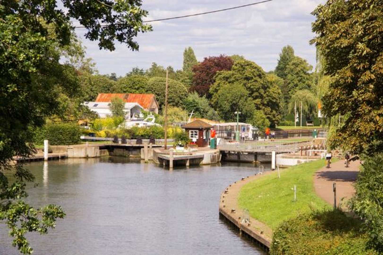 Walton On Thames Boat Capsized Rescue