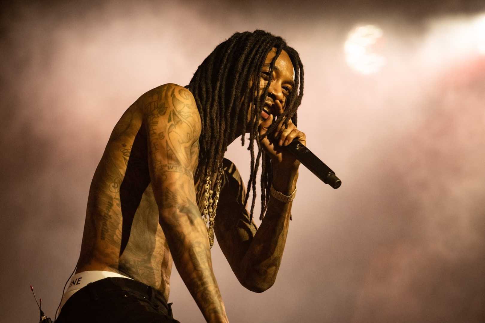 Wiz Khalifa Onstage Smoking Joint Romania