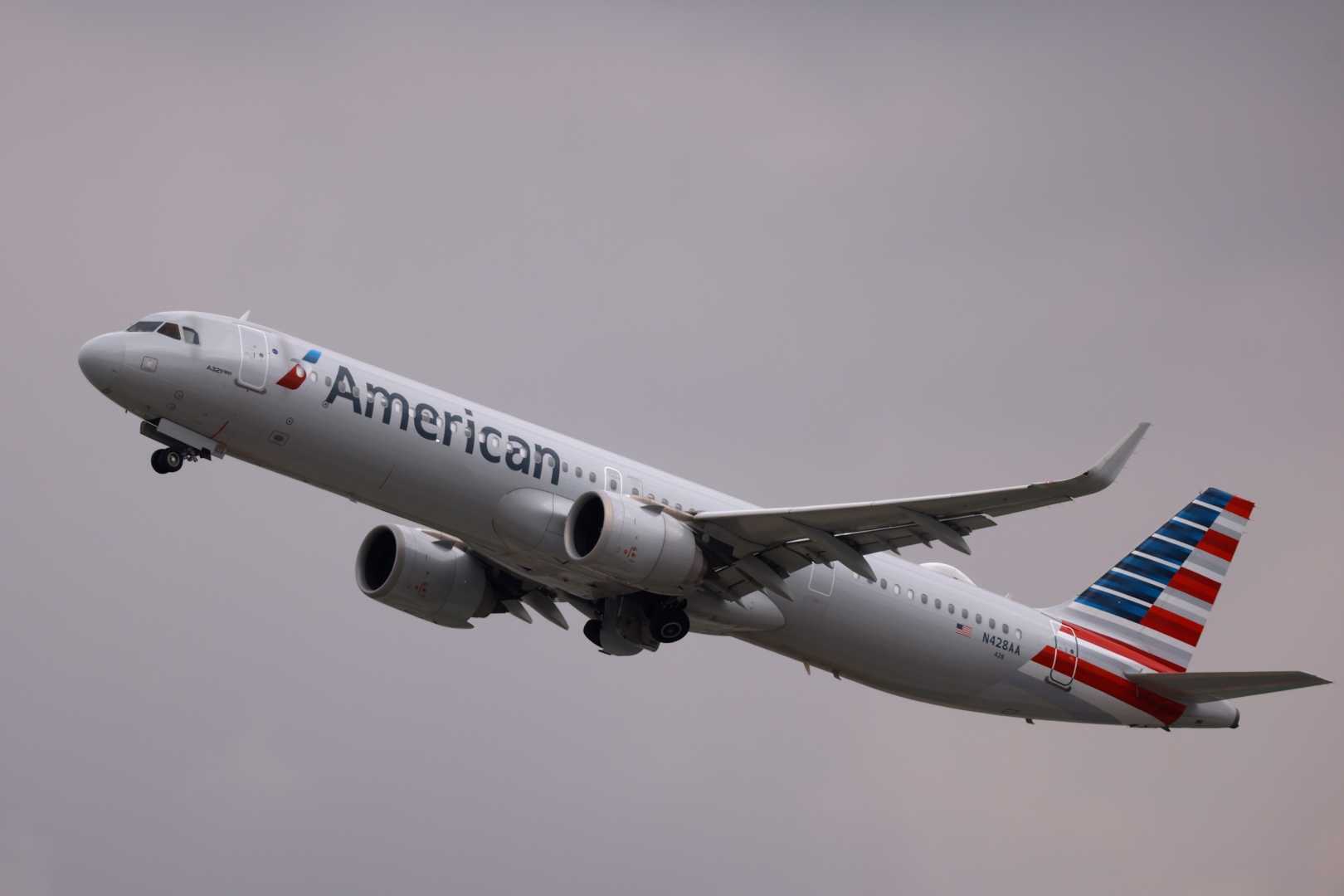 American Airlines Plane Avoiding Mountain In Hawaii