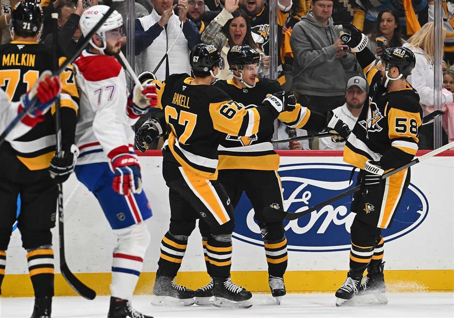 Sidney Crosby Scoring A Goal For The Pittsburgh Penguins