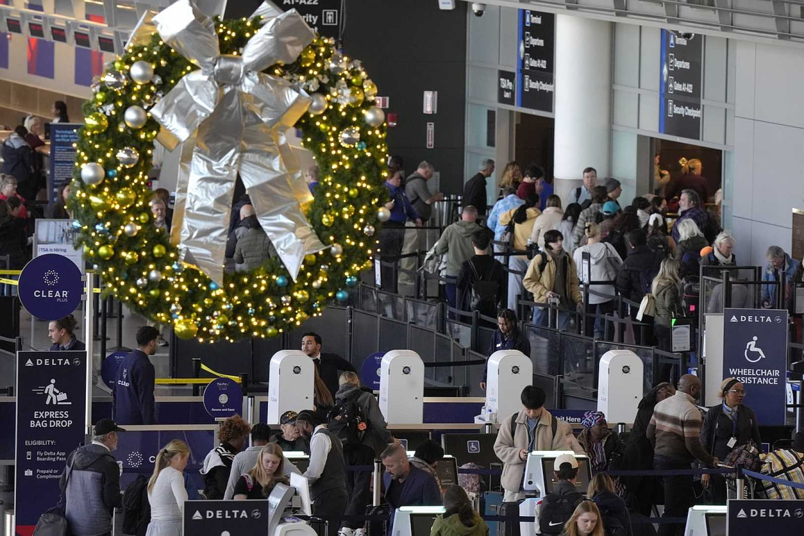 Thanksgiving 2024 Celebrations And Airport Crowds