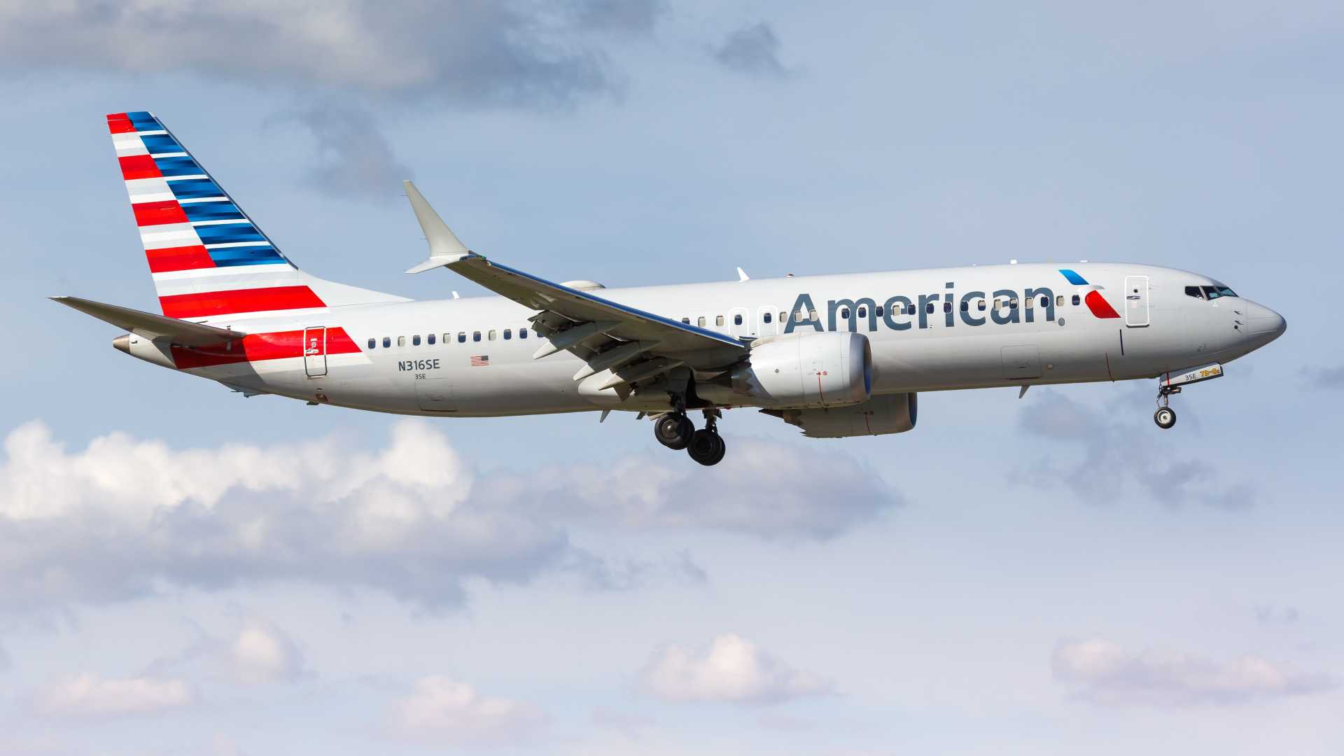 American Airlines Boeing 737 800 Emergency Landing Chicago O'hare