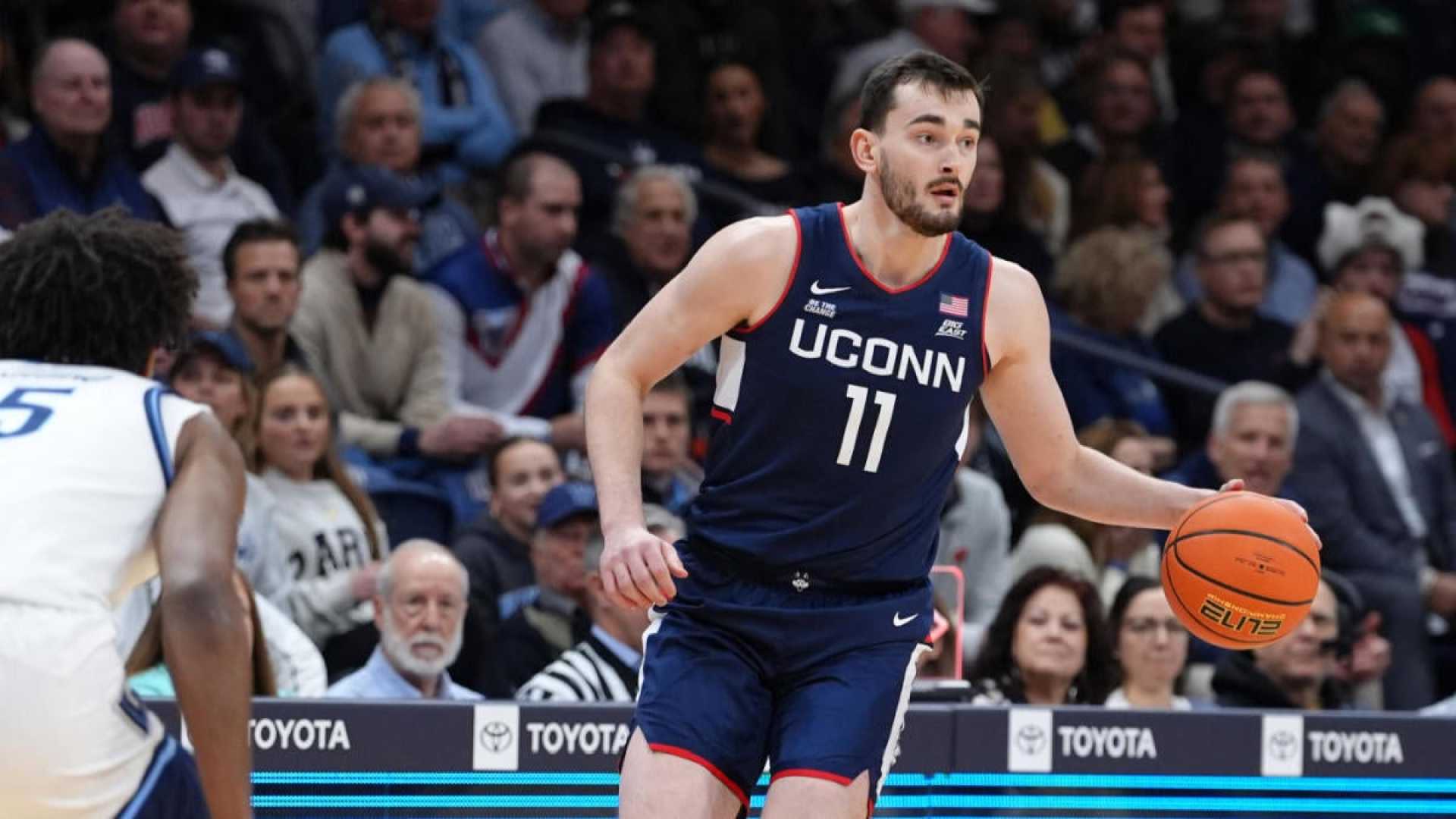 Alex Karaban Uconn Basketball Free Throw