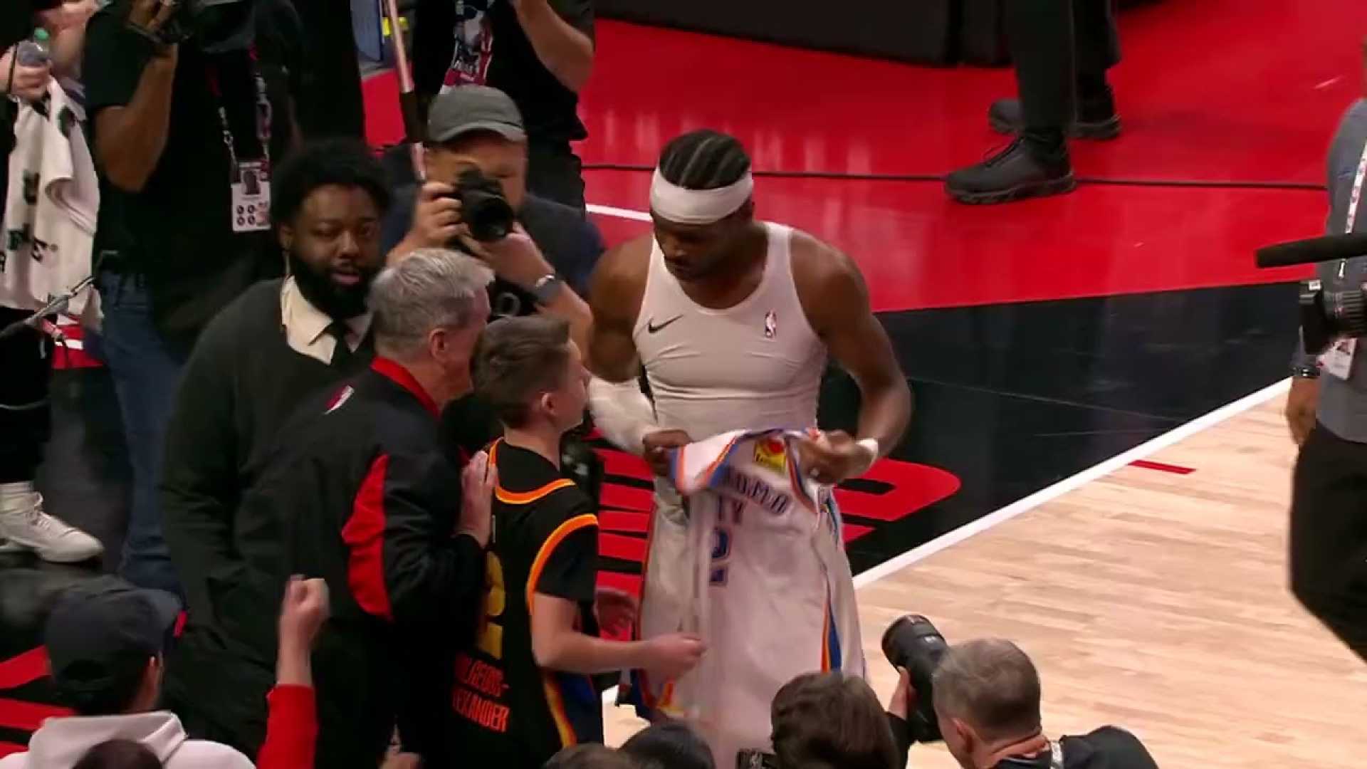 Shai Gilgeous Alexander Autographing Jersey For Fan