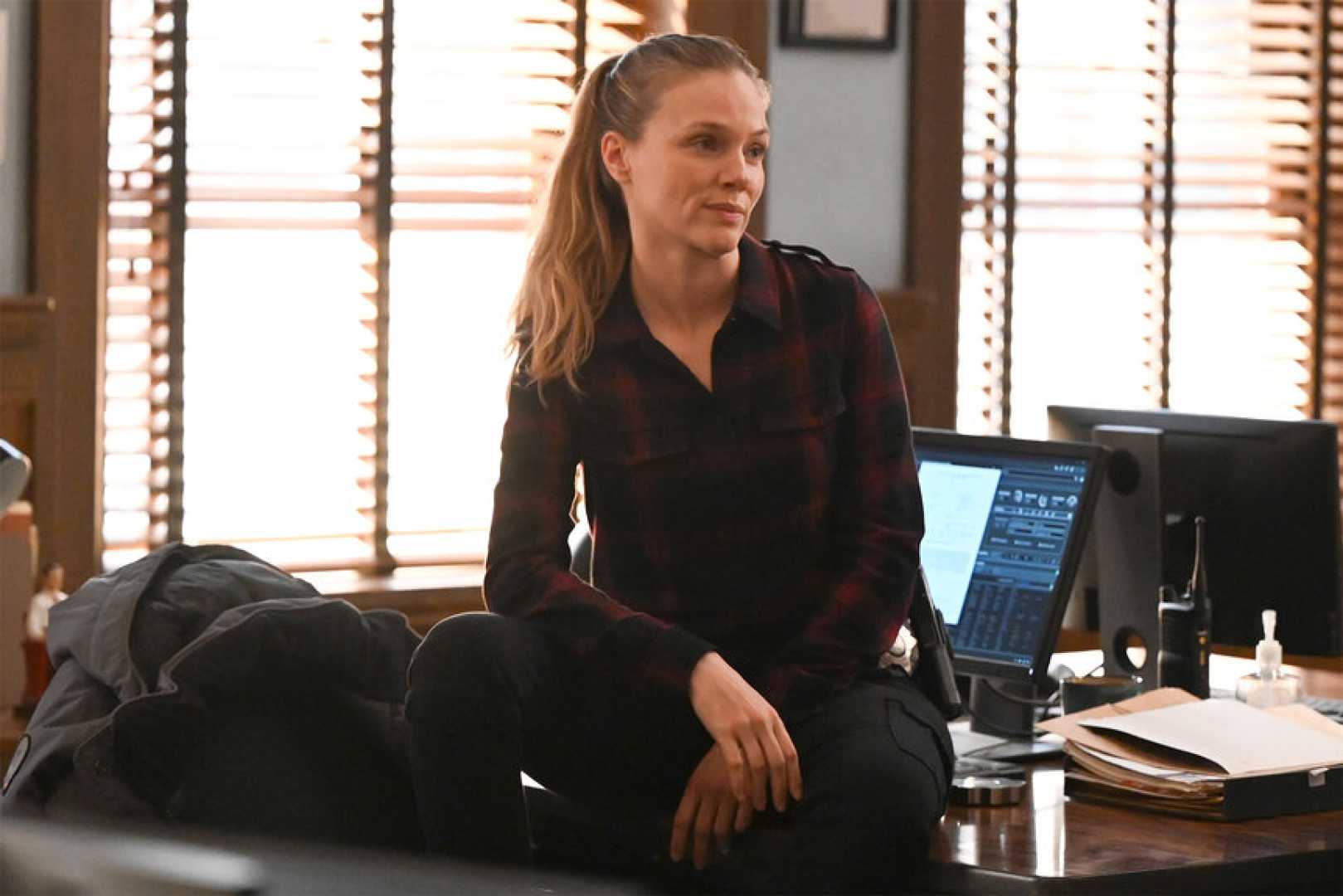 Tracy Spiridakos With Dog Nala On Chicago P.d. Set