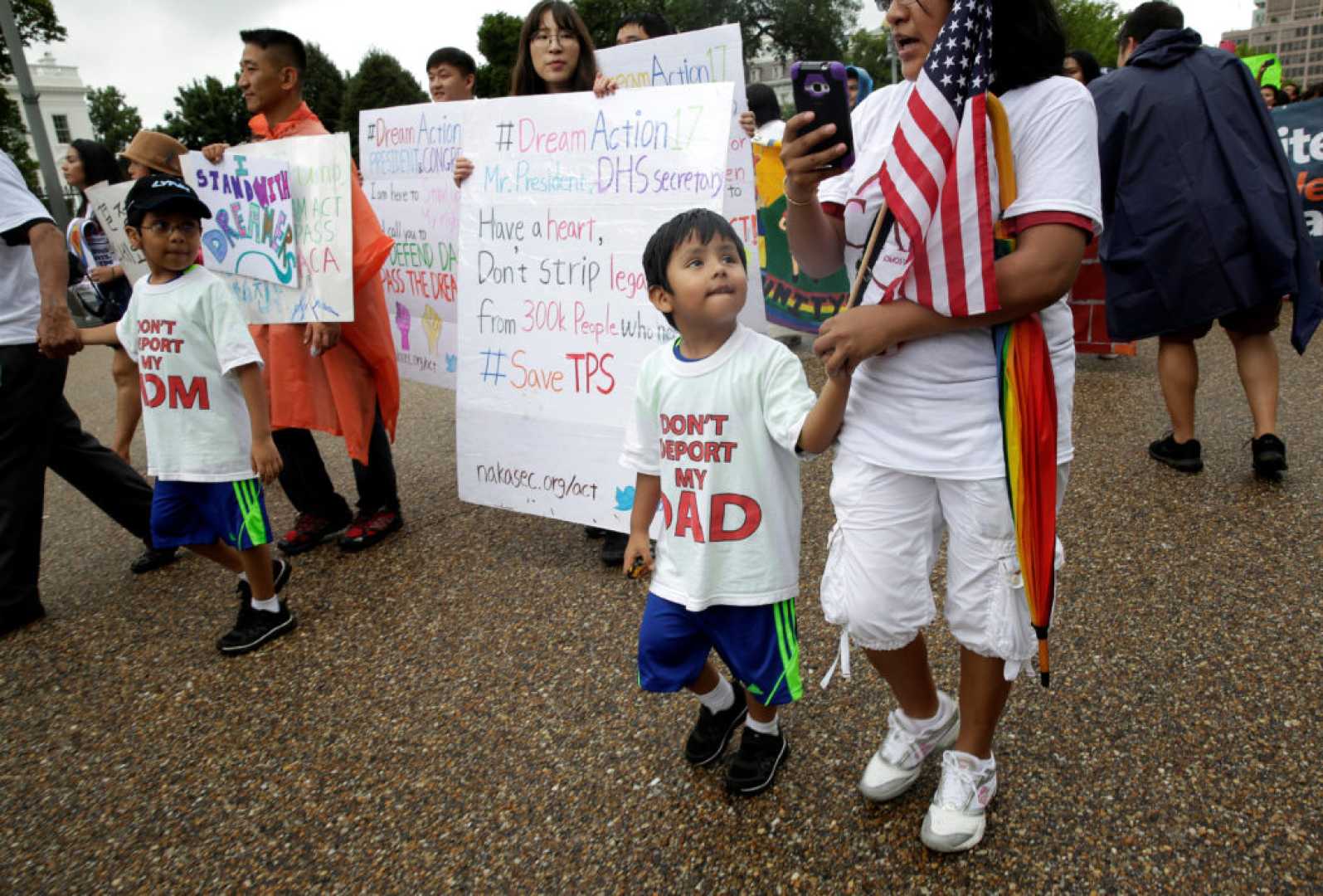 Venezuelan And Salvadoran Immigrants In The U.s.