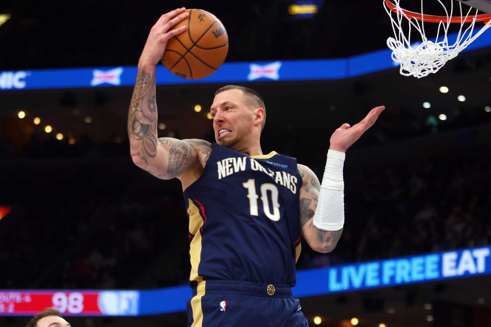 Daniel Theis Nba Trade Oklahoma City Thunder