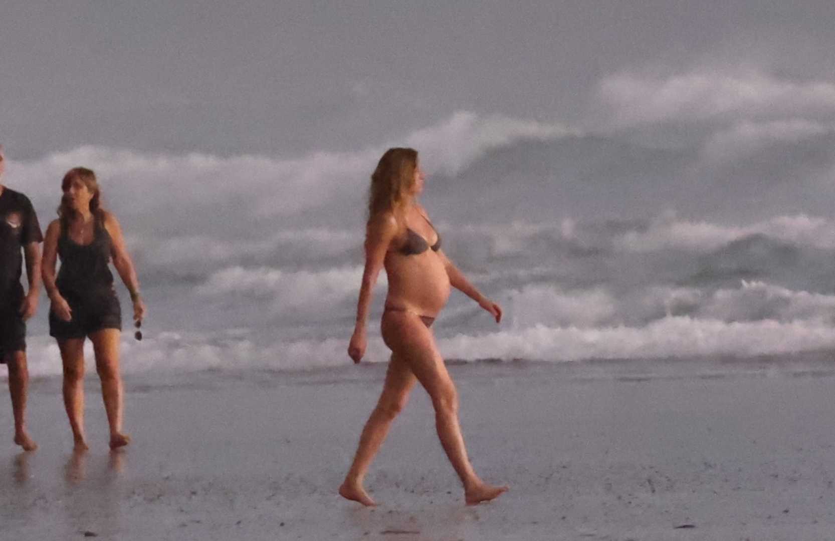 Gisele Bündchen, Baby Bump, Beach, Costa Rica