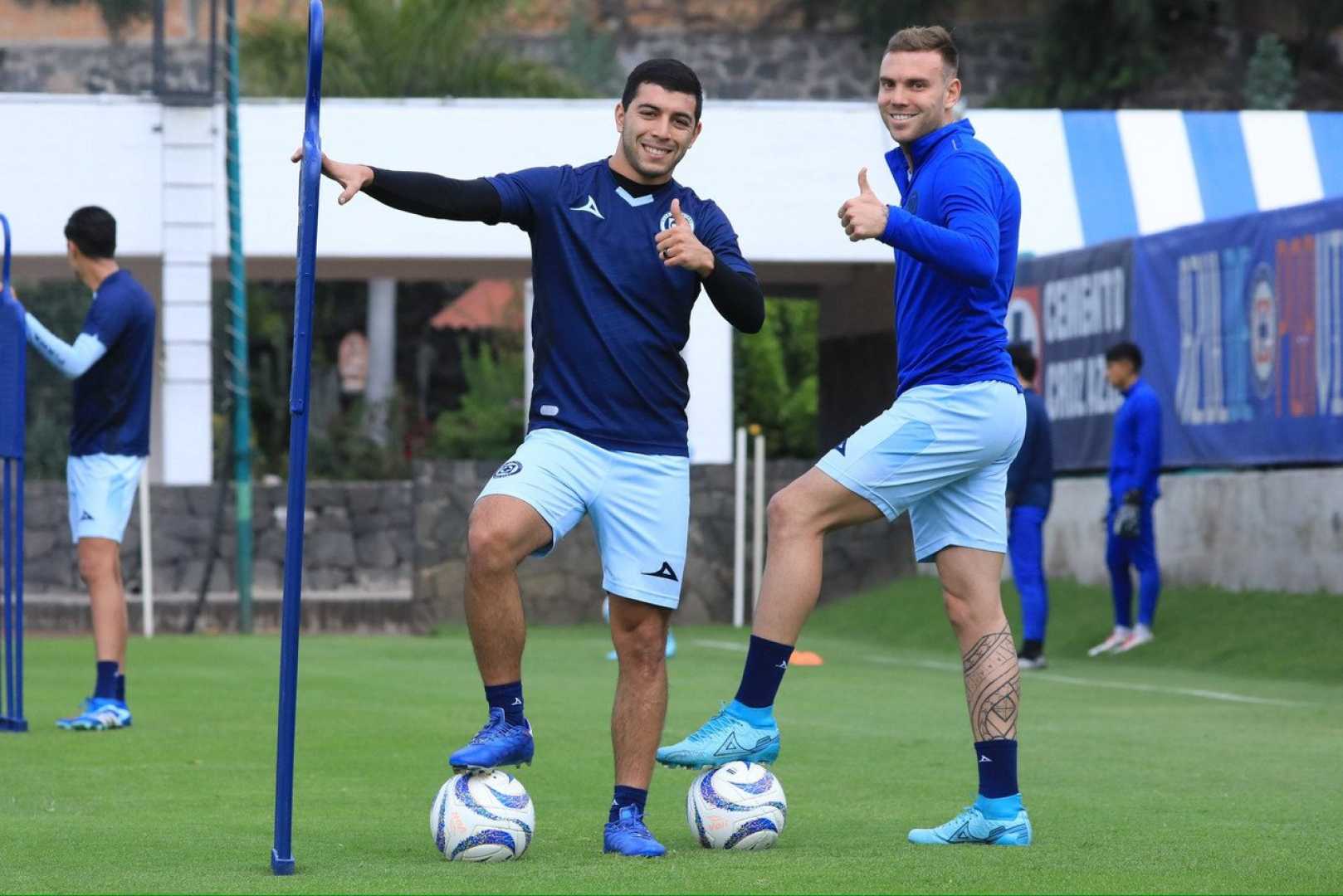 Iván Alonso And Vicente Sánchez With Guillermo Almada During A Pachuca Training Session 2022