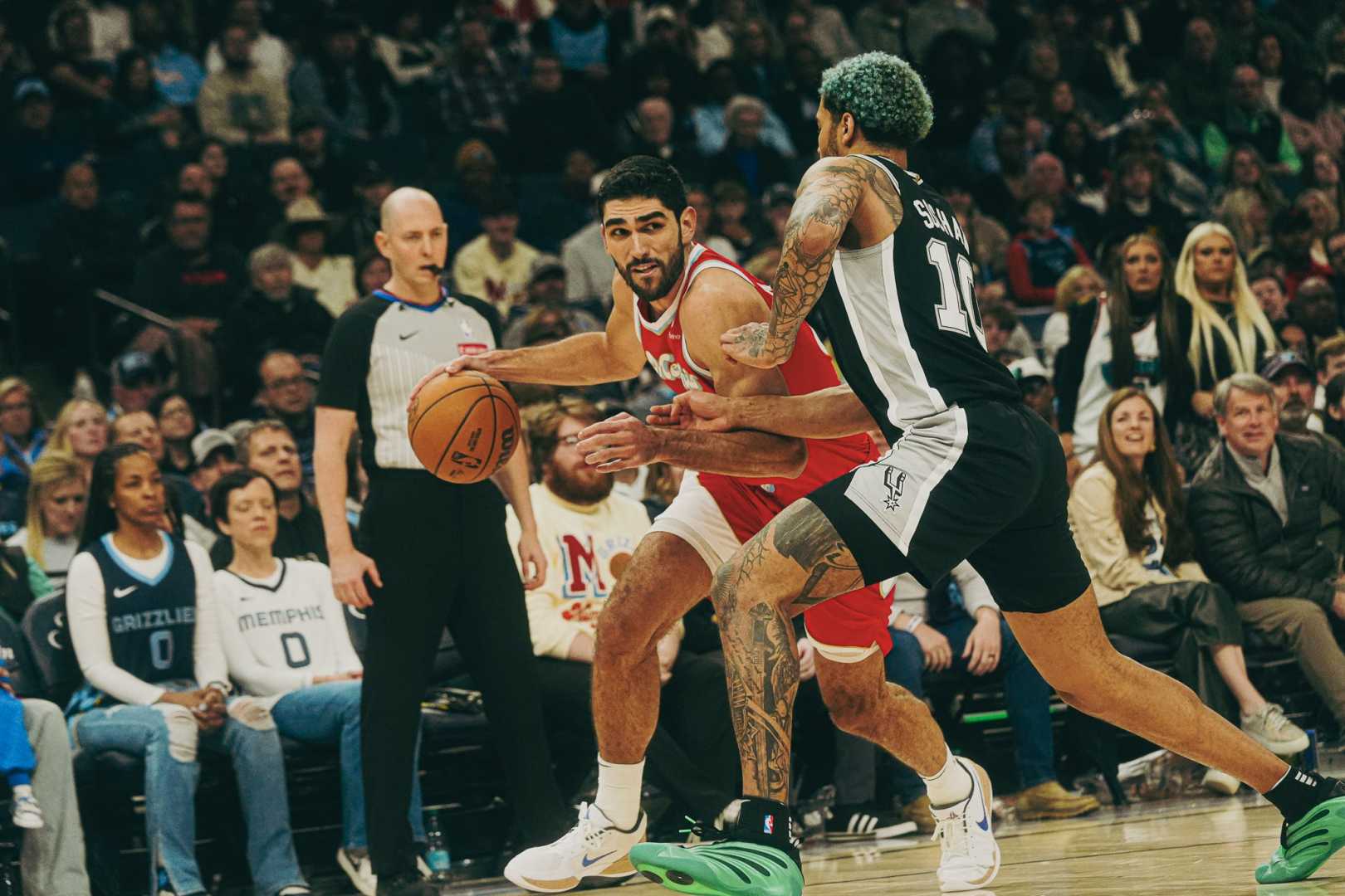 Grizzlies Basketball Team Players On The Court