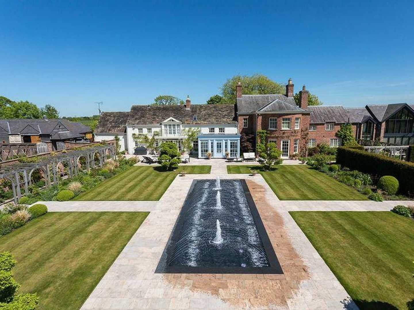 Luxury Mansion With Swimming Pool And Lake In Cheshire