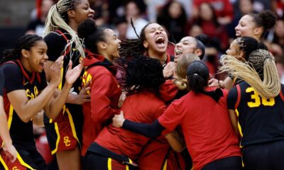 Usc Trojans Women's Basketball Team Celebrating
